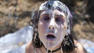 douxx-spectre-goth-sploshing-in-the-dese