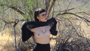 douxx-spectre-goth-sploshing-in-the-dese