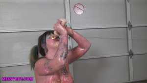 electricrainbow-cakes-herself-in-the-gar